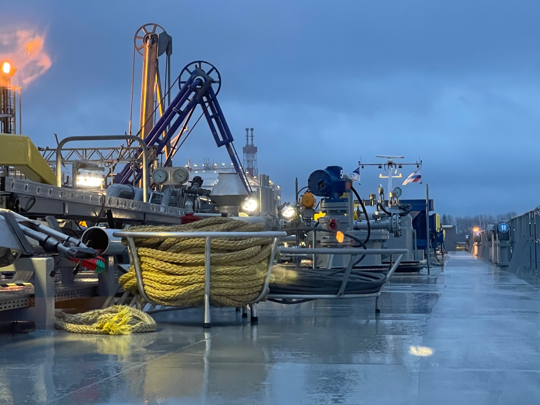 Dek van een binnenvaartschip met laadinstallatie en meertrossen